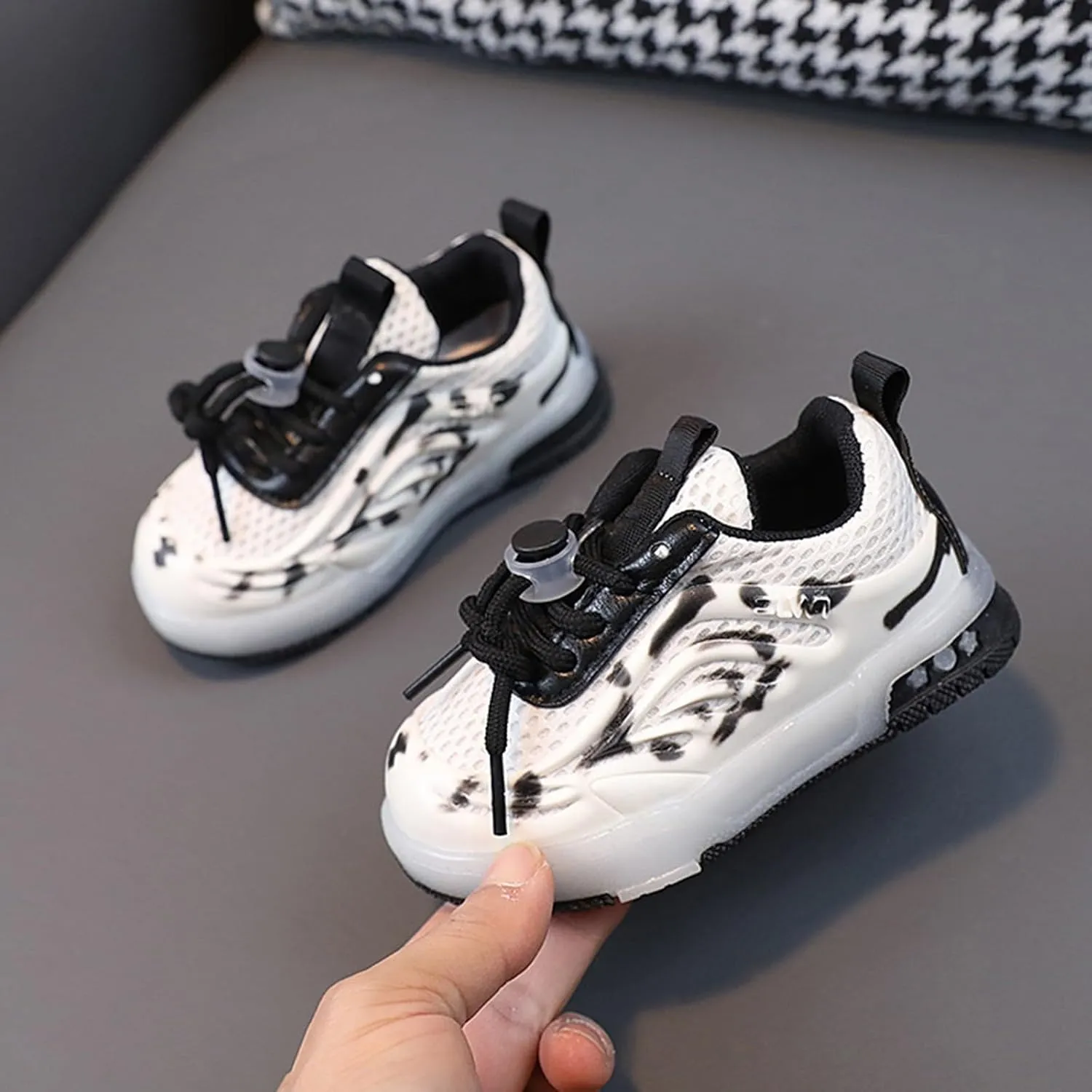 Kids LED Sneakers Light Up Shoes Boys Mesh Breathable Flash Sneakers Girls Adjustable Strap Glowing Luminous Shoes