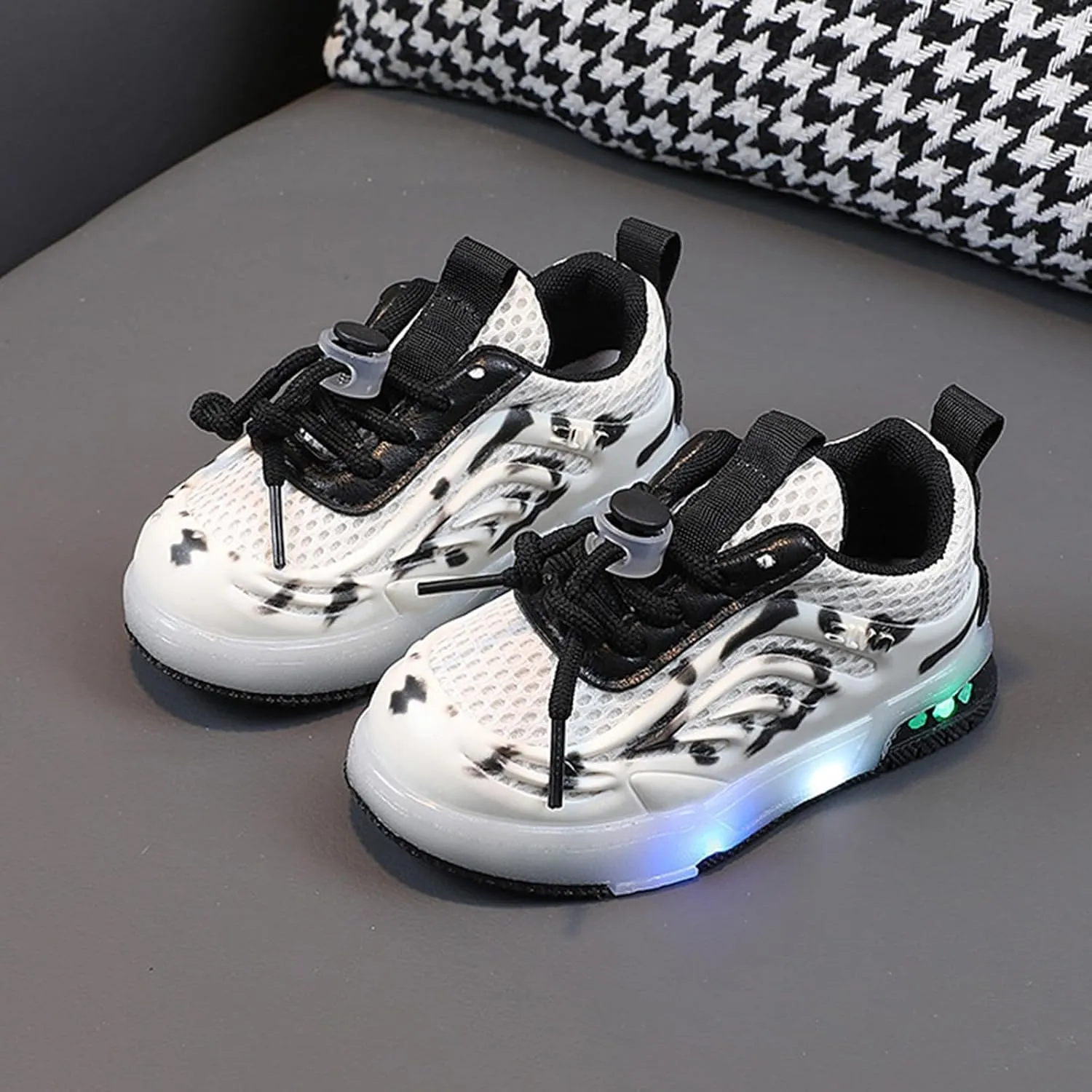 Kids LED Sneakers Light Up Shoes Boys Mesh Breathable Flash Sneakers Girls Adjustable Strap Glowing Luminous Shoes